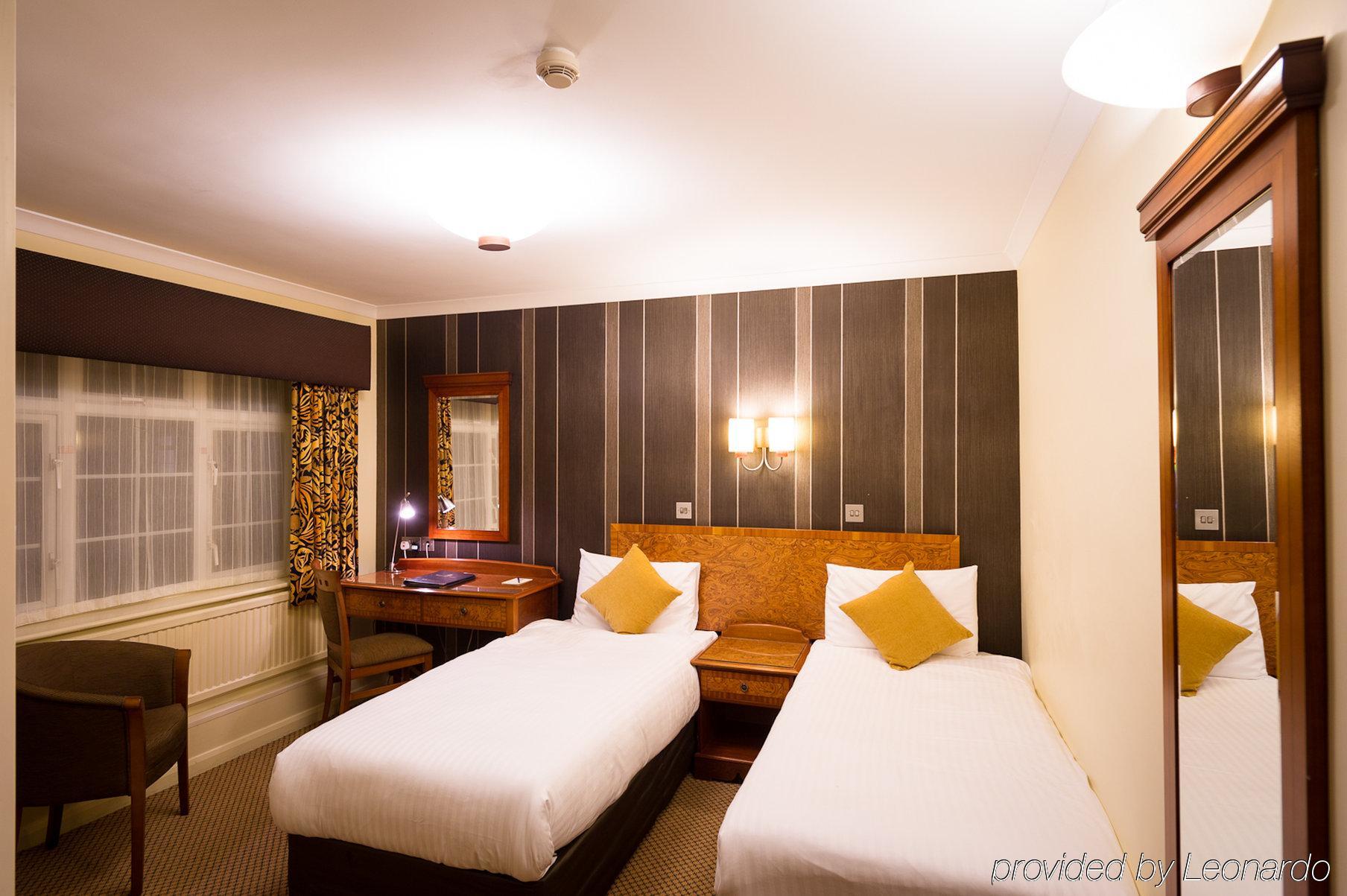 The Royal Chace Hotel Enfield Szoba fotó