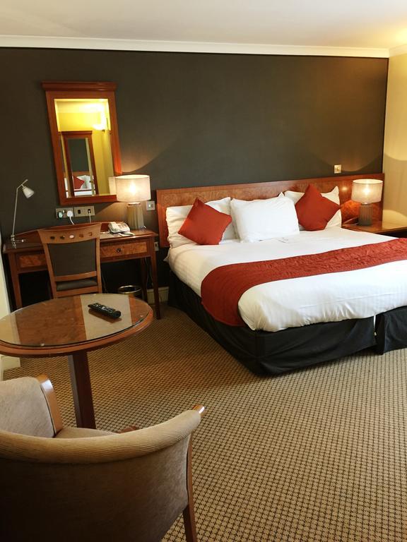 The Royal Chace Hotel Enfield Kültér fotó